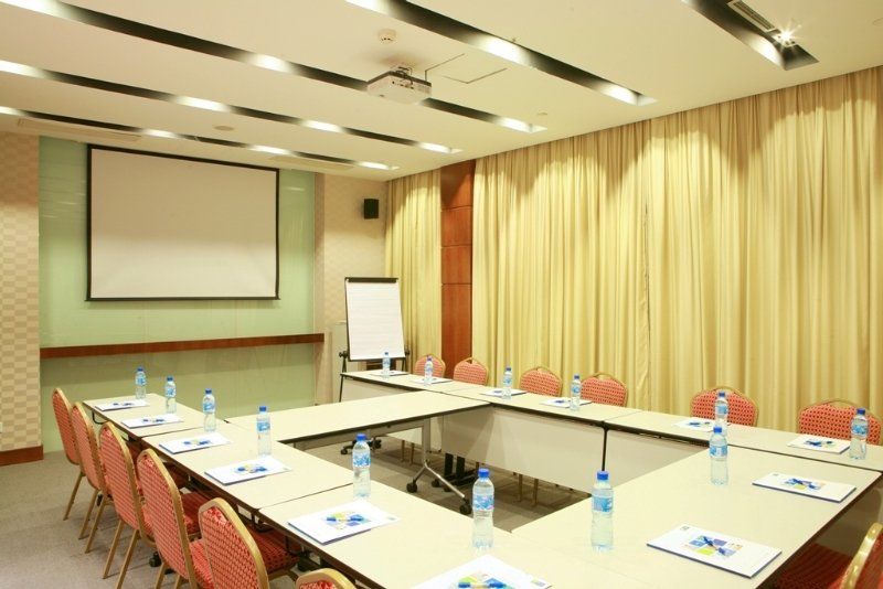 Hotel Express Jinqiao By Ihg